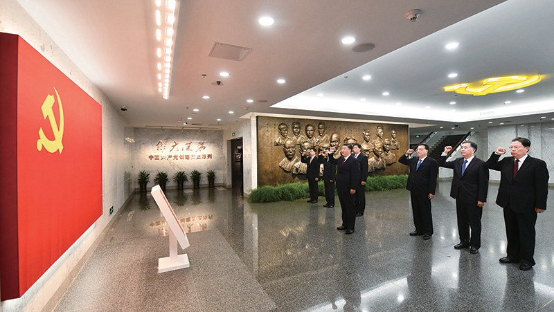 2017年10月31日，中共中央總書記、國家主席、中央軍委主席習近平帶領中共中央政治局常委李克強、栗戰書、汪洋、王滬寧、趙樂際、韓正，瞻仰上海中共一大會址和浙江嘉興南湖紅船。這是31日上午，在上海中共一大會址紀念館，習近平帶領其他中共中央政治局常委同志一起重溫入黨誓詞。 